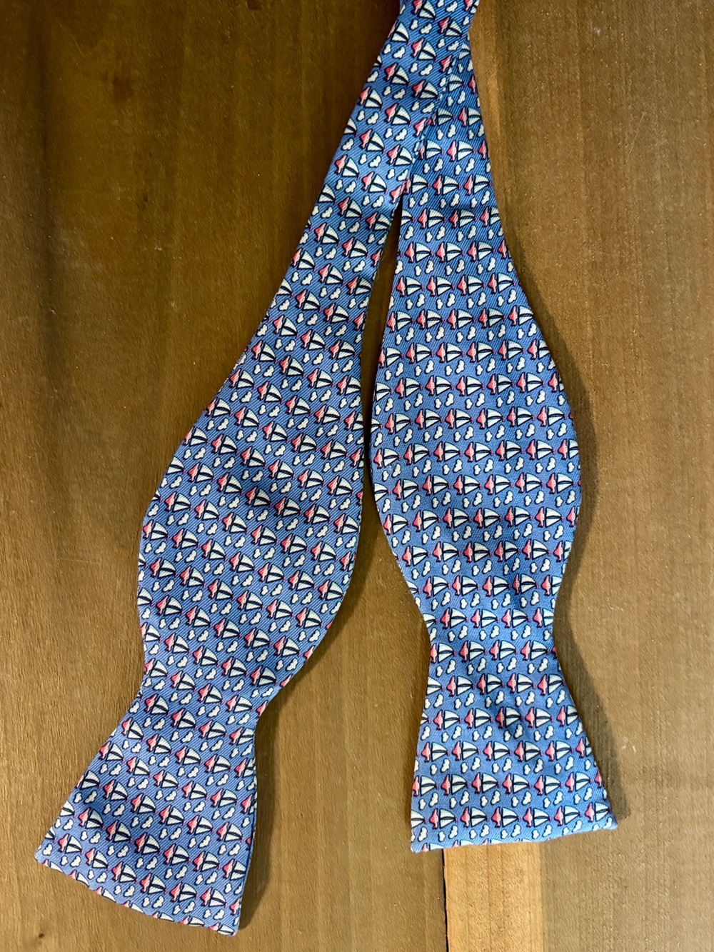 🌺 Vineyard Vines Blue 100% Silk Self-Tie Bow Tie with Red and White Motif